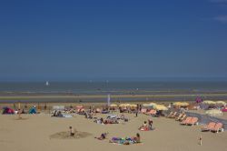 Spiaggia e mare a Blankenberge, Belgio. Una bella veduta sul mare del Nord con la spiaggia affollata da bagnanti. Questa città è considerata una delle stazioni balneari più ...