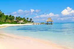 Spiaggia e mare limpido a Punta Cana sulla costa ovest della Repubblica Dominicana