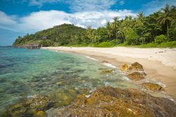 Spiaggia e natura a Koh Lanta, Thailandia - Formato da 52 isole, l'arcipelago di Koh Lanta è situato a una settantina di chilometri dalla città di Krabi. Le acque cristalline, ...