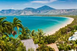 Spiaggia e oceano a Port Douglas in una giornata di sole, Queensland, Australia.
