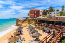 Spiaggia e ristoranti a Armacao de Pera, Portogallo. Questa cittadina si trova nell'Algarve, la più popolare regione portoghese per le vacanze - © Pawel Kazmierczak / Shutterstock.com ...