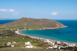 Panorama dall'alto di un tratto litoraneo dell'isola di Paros, Grecia: questa terra delle Cicladi, nonostante sia meta di molti turisti, è riuscita a conservare intatto il suo ...