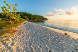 Un'immagine di una spiaggia al tramonto sulle isole Togean, nella provincia del Sulawesi Centrale, in Indonesia. Le isole sono raggiungibili in traghetto da Ampana e da Gorontalo - foto ...