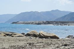 Un tratto di spiaggia libera vicino a Brolo, in Provincia di Messina (Sicilia) - © Gandolfo Cannatella / Shutterstock.com