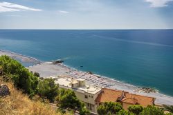 La spiaggia ligure di Ventimiglia, provincia di Imperia, Italia. Le spiagge sono a tratti ciottolose e sabbiose e a tratti rocciose e frastagliate.
