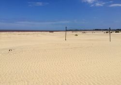 La grande spiaggia di Malindi si estende per circa 30 km, anche oltre la foce del Galana River, fino alla pensiola più a nord dove sorge il "Luigi Broglio Space Center".