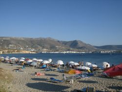 Turisti sulla spiaggia di Marchello a Paros, Cicladi. Nei mesi estivi le spiagge greche sono meta di viaggiatori provenienti da tutto il mondo. Quella di Marchello o Martselo è una lunga ...