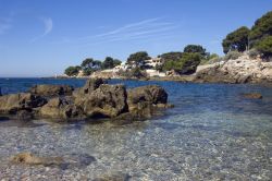 Spiaggia, mare e rocce della riviera francese a Bandol. Incastonata lungo il litorale della Francia, Bandol è una delle più rinomate località marittime della Costa Azzurra ...