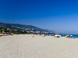 Spiaggia municipale nei pressi di Bastia, Corsica. Questa immagine della soffice sabbia fine vicino a Bastia sembra una cartolina che incanta per i suoi paesaggi naturali.


