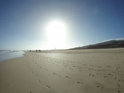 Cielo diurno e distesa di sabbia della spiaggia Morro Jable, Fuerteventura (Spagna) - Quest'immagine mostra un cielo terso e il sole splendente della spiaggia di Morro Jable. La sabbia è ...