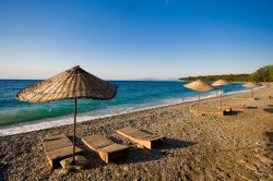 Spiaggia, ombrelloni e sdraio a Kusadasi, Turchia - Acqua cristallina, panorami suggestivi e comodità per rilassarsi sotto i raggi del sole sono l'eccellente biglietto da visita offerto ...