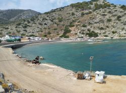 La spiaggia di Palamidas sull'isola di Hydra (Grecia), presso il porto di manutenzione.
