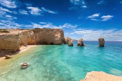 Una spiaggia paradisiaca lambita da acque smeraldo dell'Egeo sull'isola di Kato Koufonisi, Piccolo Cicladi, Grecia.
