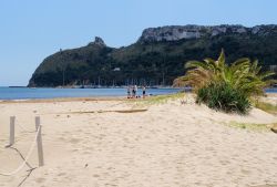 La spiaggia di Poetto e il profilo della Sella del Diavolo, la curiosa formazione rocciosa di Cagliari - © marmo81 / Shutterstock.com
