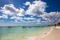 La spiaggia privata dei passeggeri di una nave da crociera vicino a Freeport, Grand Bahama. Sullo sfondo, moto d'acqua a noleggio per una divertente esperienza fra le acque dei Caraibi - Victor ...