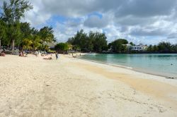 Spiaggia pubblica a Pereybère, Mauritius. E' una delle migliori dell'isola per chi ama nuotare e per chi cerca ristoranti, locali e negozi - © Oleg Znamenskiy / Shutterstock.com ...
