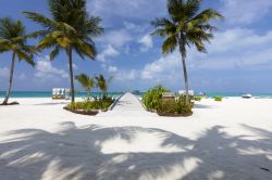 La spiaggia di un resort dell'atollo di Lhaviyani, Maldive. Siamo circa 120 km a nord della capitale Malé - foto © Shutterstock.com