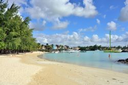Spiaggia riparata a Grand Baie, Mauritius - Un tratto costiero di Grand Baie riparato dalle correnti dell'oceano: le acque limpide e calme sono adatte a tutta la famiglia  © Oleg ...
