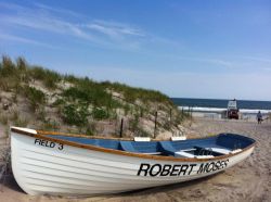 Spiaggia di Robert Moses State Park a New York, Stati Uniti. Questa famosa meta estiva per spiagge, surf e pesca accoglie ogni anno qualcosa come 3,5 milioni di visitatori
