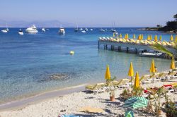 Spiaggia attrezzata ad Antibes, Francia - Venticinque chilometri di costa, di cui ben sette occupati da una bianca distesa di sabbia, caratterizzano il litorale di Antibes. Le spiagge sono quasi ...
