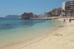 Spiaggia sabbiosa con gente in relax a Tolone, Francia.

