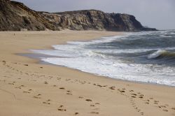 La bella spiaggia sabbiosa di Santa Rita nei dintorni di Torres Vedras, Portogallo.




