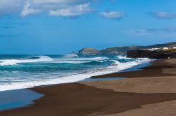 Spiaggia sabbiosa lungo la costa di Sao Miguel, isole Azzorre, Portogallo - © 145464841 / Shutterstock.com
