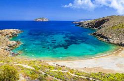 Spiaggia sabbiosa sull'isola di Serifos, Grecia. Uno dei suggestivi paesaggi offerti da questa tipica isola delle Cicladi dove villaggi bianchi, litorali di sabbia, porti tranquilli e colline ...