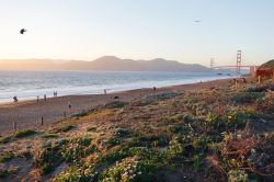 Spiaggia San Francisco al tramonto con vista sul Golden Gate