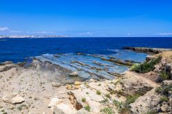 Spiaggia siciliana nella Riserva Naturale del Plemmirio a Siracusa. Questo tratto di costa sud -orientale della regione ospita una delle aree marine protette più belle d'Italia con ...