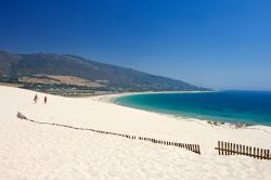 Staccionata in legno sulla spiaggia di Tarifa, Spagna. Giornata di sole sulla sabbia dorata di Tarifa dove in estate si danno appuntamento turisti e residenti - © Nick Stubbs / Shutterstock.com ...