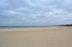 Spiaggia a Sopot: la spiaggia della cittadina di Sopot è in assoluto la più frequentata della Polonia. Si estende per 4,5 km complessivi sul litorale della Baia di Danzica, sul ...