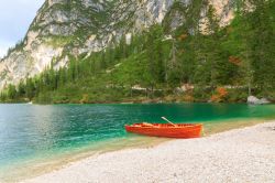 Una spiaggia sul Lago di Braies in Trentino Alto ...