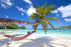 Spiaggia sull'isola di Mahé alle Seychelles, Oceano Indiano.