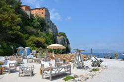 Spiaggia attrezzata sulle Isole Lerino al largo di Cannes, Costa Azzurra.
