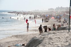 Rockaway Beach a New York, Stati Uniti. Sabbia, surf, sole e sport: sono gli ingredienti di questa spiaggia della grande mela soprannominata "Rockapulco" per ricordare l'altra ...