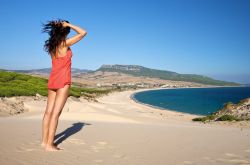 Spiaggia di sabbia a Bolonia, Spagna. A circa 20 chilometri da Tarifa si trova il villaggio di Bolonia, località turistica della Costa de la Luz che offre un litorale incontaminato - Quintanilla ...