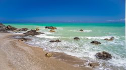 Spiaggia tranquilla vicino a Capo d'Orlando in Sicilia.