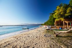 Spiaggia tropicale al tramonto sull'isola di Gili Trawangan, Indonesia.

