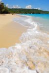 Una spiaggia tropicale affacciata sull'Oceano Atlantico nei pressi di Baracoa (Cuba).

