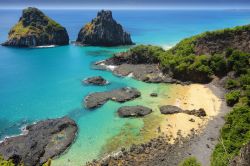 Una spiaggia tropicale con la barriera corallina sull'isola di Fernando de Noronha, Brasile.
