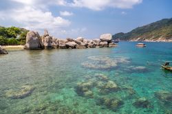 Una spiaggia tropicale con rocce a Koh Tao, Thailandia. Fondali poco profondi, acque cristalline e barriere coralline sono le caratteristiche di questo territorio asiatico.
