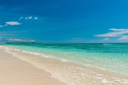 Spiaggia tropicale di sabbia bianca sull'isola di Gili Trawangan, Indonesia.

