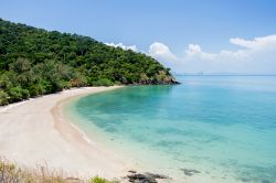 Spiaggia tropicale e acque cristalline a Koh Lanta, Thailandia - Il Mare delle Andamane, parte dell'Oceano Indiano situato a sud est della baia del Bengala, lambisce il territorio della ...