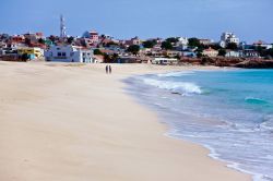 La spiaggia presso la città di Vila do Maio, sull'isola di Maio (Capo Verde) - © r .onschroeder (ronschroeder) / Panoramio.com