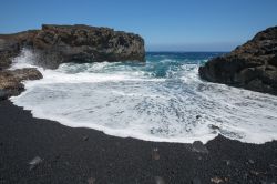 Una spiaggia vulcanica sull'isola di La Palma, tra le più occidentali dell'arcipelago delle Canarie nell'Oceano Atlantico, Spagna.