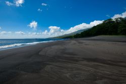 Una spiaggia vulcanica all'interno del Parco Nazionale di Tangkoko, nella provincia del Sulawesi Settentrionale (Indonesia), non distante dalla città di Bitung - foto © Luca ...