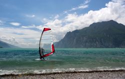 Windsurf su una spiaggia a Riva del Garda, Trentino Alto Adige.  - © 53449921 / Shutterstock.com