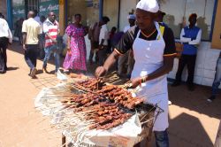 Spiedini cotti alla griglia in occasione del Kampala City Festival, Uganda (Africa) - © George_TheGiwi / Shutterstock.com