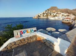 Lo Spilia Beach Bar, sull'omonima spiaggetta, è un punto di ritrovo molto comune dell'isola di Hydra (Grecia).